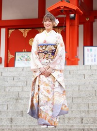 白基調の華やかな振り袖姿で登場した古田愛理