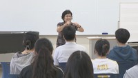 ベテラン保育士から幅広い知識や専門性を学ぶ学生