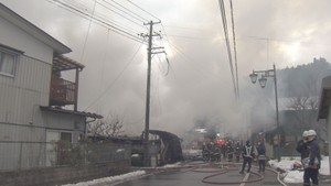 住宅が全焼し周辺５棟に延焼　けが人無し　宮城・栗原市