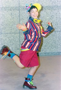 「シノラー」時代の篠原ともえさん。個性的なファッションでブームを巻き起こした（1997年撮影）