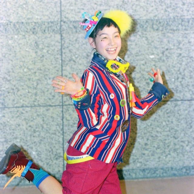 「シノラー」時代の篠原ともえさん。個性的なファッションでブームを巻き起こした（1997年撮影）