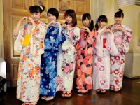 浴衣姿でかわいらしくポーズを決める伊藤萌々香