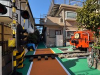 自宅に機関車を移設し、踏切も再現／歩鉄の達人さん（@hotetunotatujin）提供