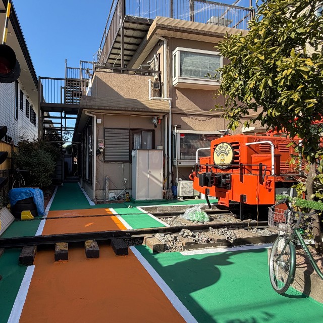自宅に機関車を移設し、踏切も再現／歩鉄の達人さん（@hotetunotatujin）提供