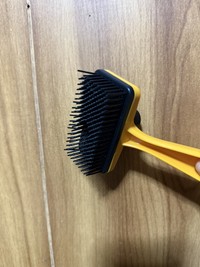 今回使ったのは、100均の“黒いボタンを押すとブラシに溜まった毛を押し出せる便利ブラシ（「まそっぷ」さん提供）