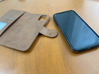 マグネットで着脱できる手帳型スマホケース（筆者提供）