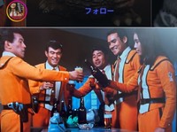 ビールで乾杯？する科学特捜隊のメンバー＝桜井浩子のインスタグラム＠roko_sakuraiより