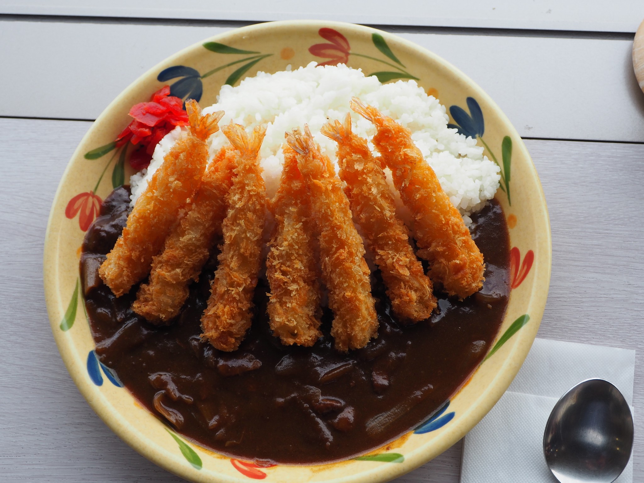 昭和の香り漂う”びわこボート「ビナちゃんカレー」エビフライ7本入り