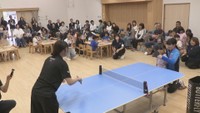 子どもと卓球で交流する張本美和選手