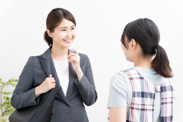 園の見学で先生から説明を受ける保護者 ※画像はイメージです（kimi/stock.adobe.com）
