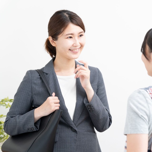 園の見学で先生から説明を受ける保護者 ※画像はイメージです（kimi/stock.adobe.com）