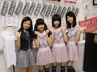 ＮＭＢ48時代の瀧山あかねアナウンサー（右）＝2011年