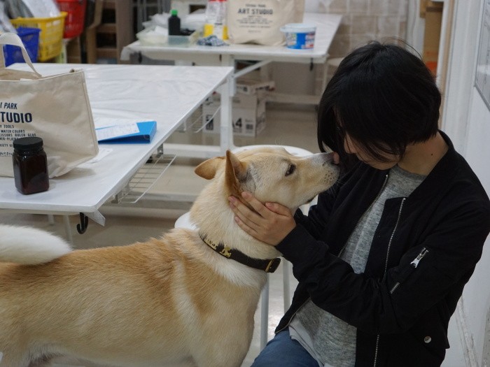 右は、幼稚園の頃から教室に長年通った日向ちゃん（22歳）。この日は久しぶりに遊びに来ました。最近、日向ちゃんのママが保護した黒猫が鈴木家の家族になりました「天ちゃん、よろしくね」