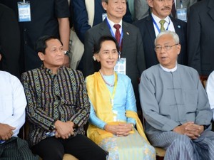 国外で高まる批判と国内で強まる支援　スーチー氏のジレンマ