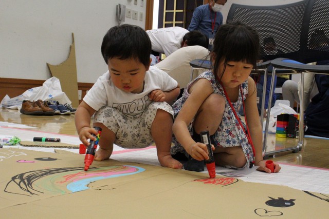 好きな色でオリジナルのキャラクターを描く