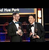 「第78回 トニー賞」で笑顔を見せる脚本家のパク・チョンヒュ氏（右）とウィル・アロンソン氏（出典：hue_park）