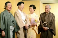 尾上菊之助と愛娘の瓔子さんの結婚会見でを笑顔を見せる中村吉右衛門さん（右端）。左は尾上菊五郎＝2013年2月