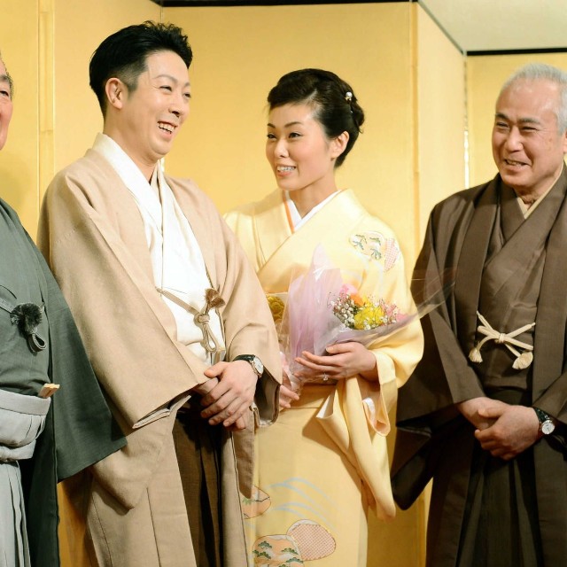 尾上菊之助と愛娘の瓔子さんの結婚会見でを笑顔を見せる中村吉右衛門さん（右端）。左は尾上菊五郎＝2013年2月