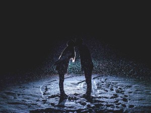 寒がりなわたしと汗かきの彼。滴る汗に濡れながら、キスを交わした