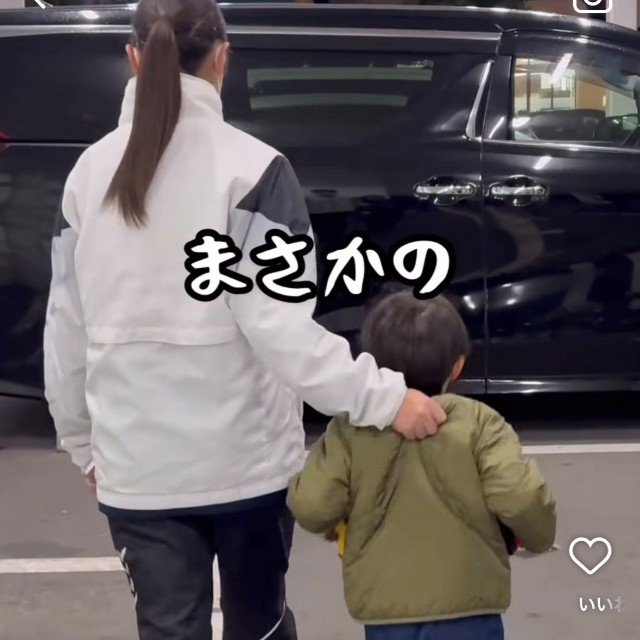 くびねっこ？背中をギュッ！