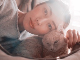 ついに発見！　保護猫「水丸さん」の爪をラクラク切る方法