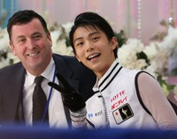 メドベージェワが指導を仰ぐことになったブライアン・オーサー氏（左）。羽生結弦選手も彼の指導で才能を開花させ