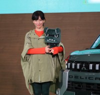 「新型デリカミニ」の新ＣＭ発表会に登場した水川あさみ