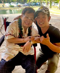 世界的なウクレレ奏者ジェイク・シマブクロ（右）とハワイで交流する高木ブー（高木ブー公式インスタグラム@bootakagi85より）