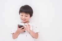 スマホに夢中※画像はイメージです（Tatush/stock.adobe.com/）