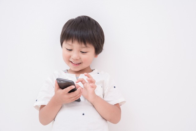 スマホに夢中※画像はイメージです（Tatush/stock.adobe.com/）