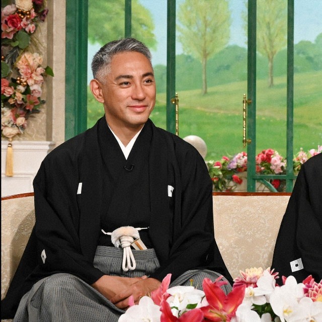 「徹子の部屋」   (右から)市川新之助、市川團十郎＝テレビ朝日提供