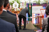 工事の安全を祈願する鍬入れ（石丸製麺 提供）