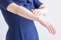 今年の夏は、日焼け止めをたっぷり塗りましょう！（photoACより「 minaa_key」さん撮影、イメージ画像）