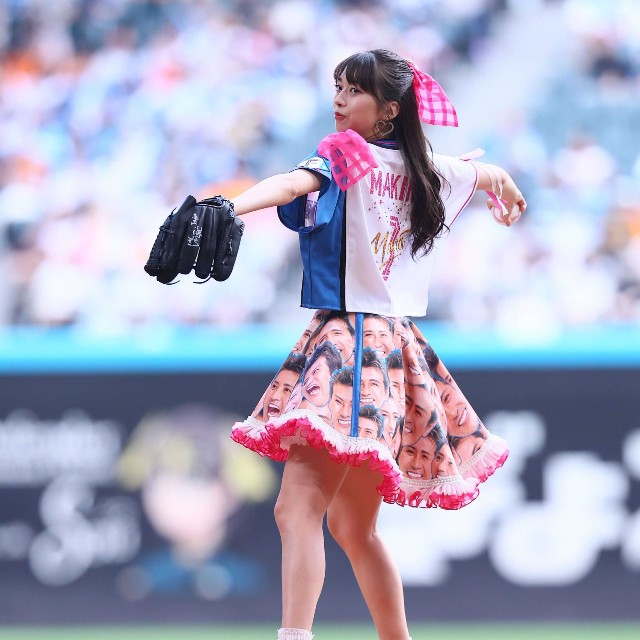 新庄スカートでファーストピッチに登板した牧野真莉愛＝2026年5月31日、エスコンフィールド北海道