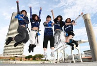 CYRENの（左から）MOMOKA、HINANO、IROHA、AN、MANAMI
