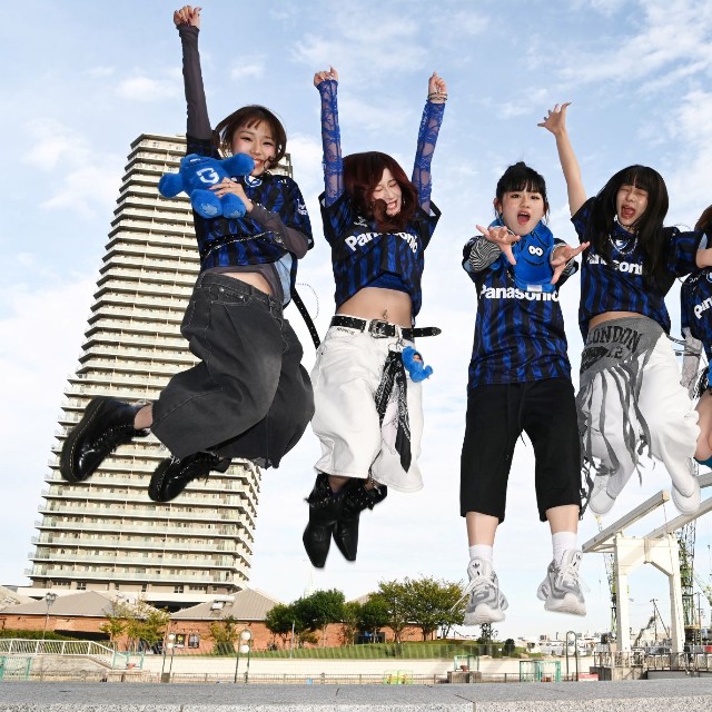 CYRENの（左から）MOMOKA、HINANO、IROHA、AN、MANAMI