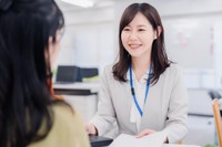 窓口で相談する女性※画像はイメージです（maroke/stock.adobe.com）