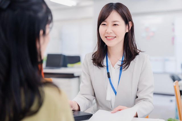 窓口で相談する女性※画像はイメージです（maroke/stock.adobe.com）
