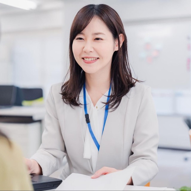 窓口で相談する女性※画像はイメージです（maroke/stock.adobe.com）