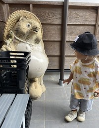 パパじゃないことに気付いて、たぬきさんにバイバイする四男くん（ゴンゾウR4さん提供）