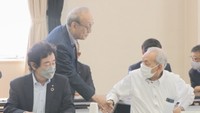 握手を交わす岡山電気軌道の小嶋社長と八晃運輸の成石社長