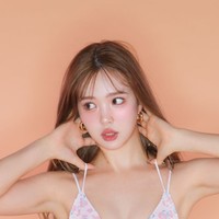 「CALNAMUR」と「ALEXIA STAM」のコラボスイムウェアを着用する藤田ニコル