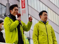 出直し選となる大阪府知事選で第一声を上げた吉村洋文氏（左、右は横山英幸氏）＝大阪市内
