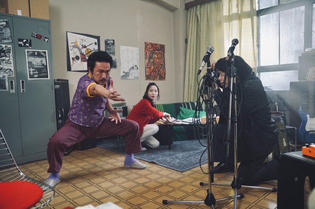 「じゃがたら」の江戸アケミをモデルにした役を熱演する中村獅童（左）。右はカメラマン役の峯田和伸©2026 映画『ストリート・キングダム ⾃分の⾳を鳴らせ。』製作委員会