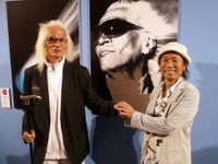 内田裕也さん（左）とイベントで共演するミュージシャンで音楽評論家、タレントの近田春夫。若き日にはバンド「羅生門」のメンバーだった