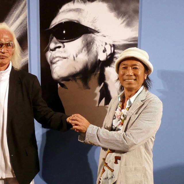 内田裕也さん（左）とイベントで共演するミュージシャンで音楽評論家、タレントの近田春夫。若き日にはバンド「羅生門」のメンバーだった