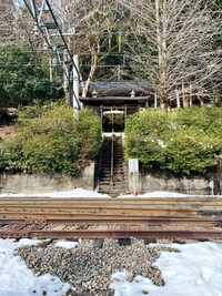 鳥取県日南町にある生山神社。列車が来ないことを確認して渡るスリリングな参拝が特徴（画像提供：ネギドさん）