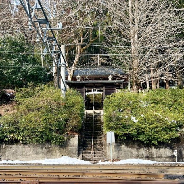 鳥取県日南町にある生山神社。列車が来ないことを確認して渡るスリリングな参拝が特徴（画像提供：ネギドさん）