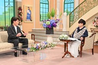 黒柳徹子さん（右）とトークを繰り広げる村田雄浩さん
