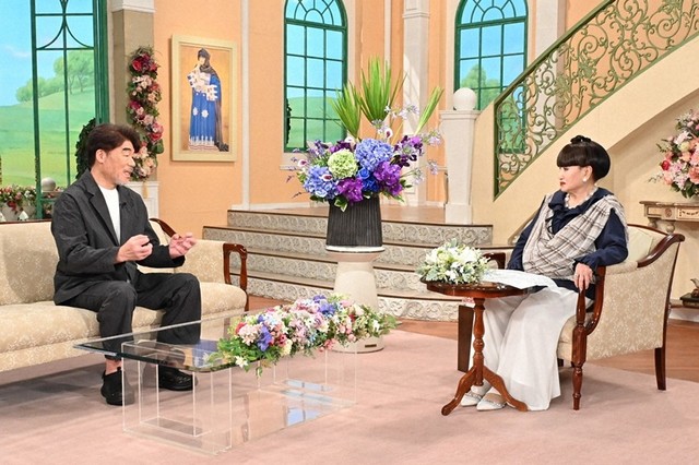 黒柳徹子さん（右）とトークを繰り広げる村田雄浩さん